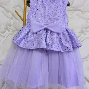 Vestido lila con lentejuelas y tul
