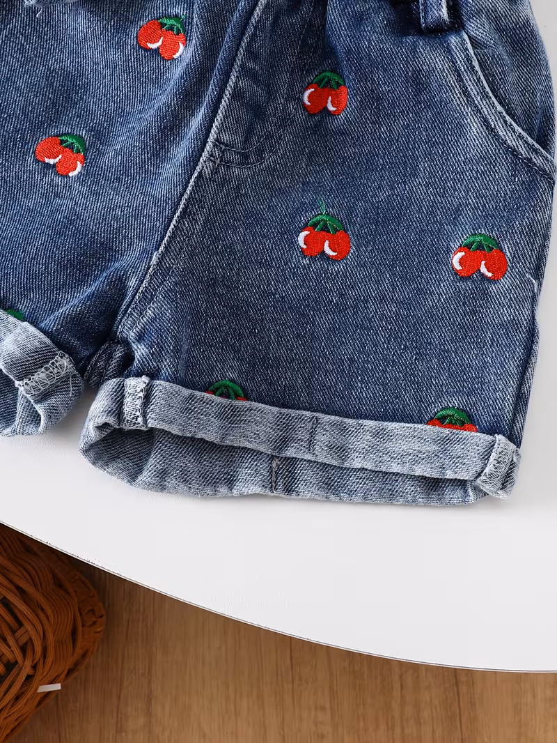 Chaleco de mezclilla y shorts con bordado de cerezas