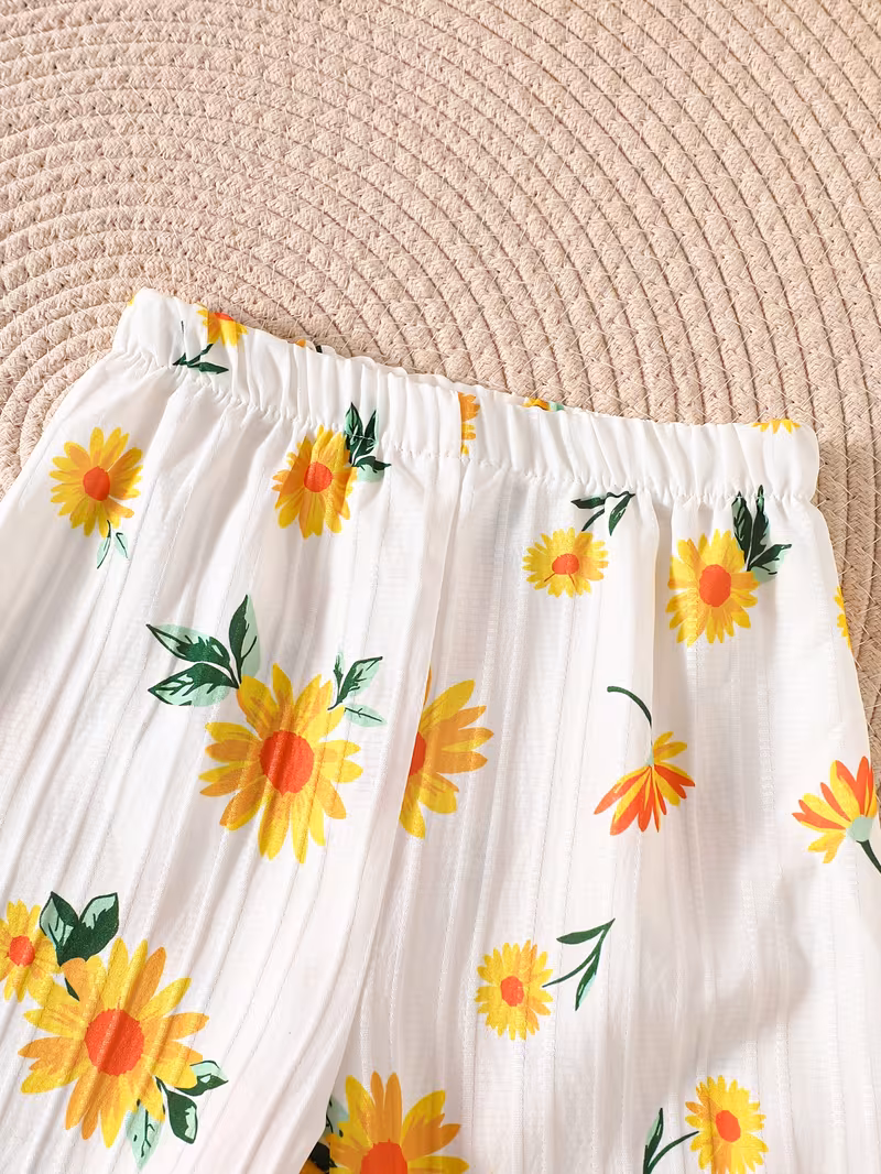 Conjunto blusa de tirantes con pantalón ancho con estampado de girasoles