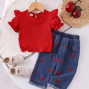 Conjunto blusa roja y pantalón con bordado de lazo