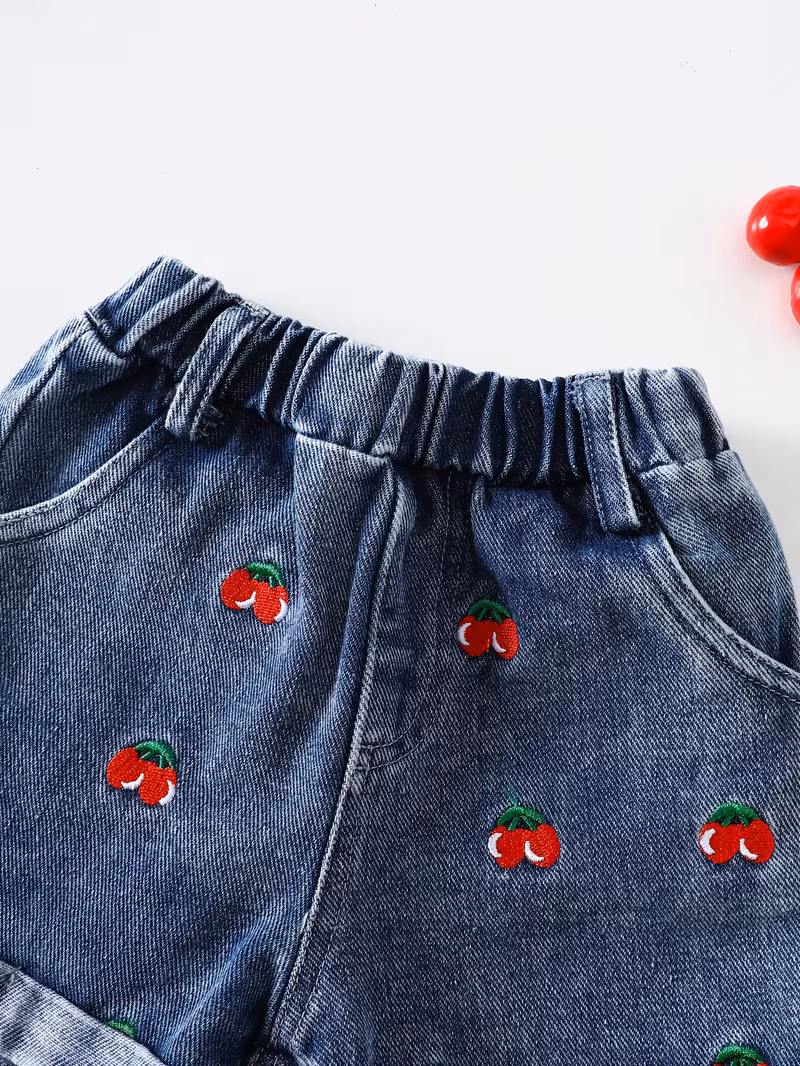 Chaleco de mezclilla y shorts con bordado de cerezas