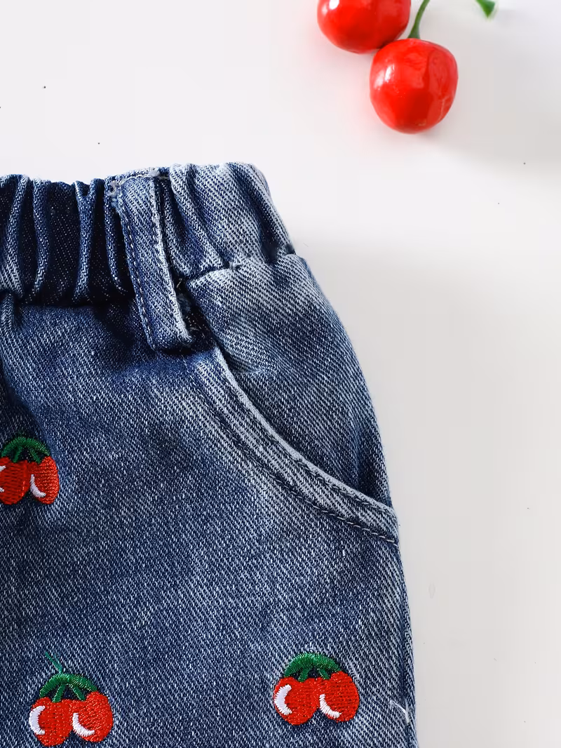Chaleco de mezclilla y shorts con bordado de cerezas