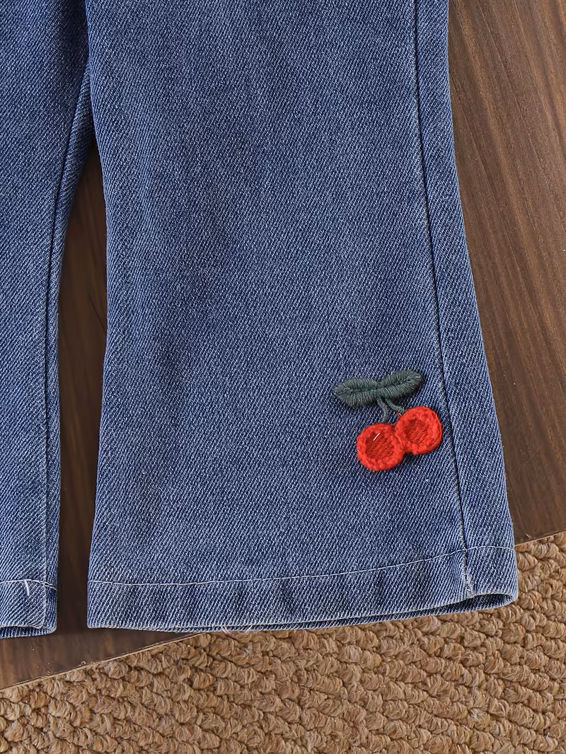 Conjunto blusa rosa con pantalón mezclilla con apliques de cerezas