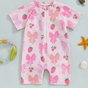 Bañador rosado claro transparente con estampado de lazos y fresas