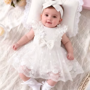 Vestido blanco con encajes y cintillo