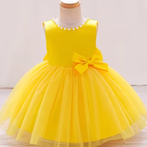 Vestido amarillo con tul lazo posterior y perlas