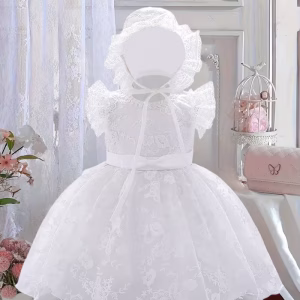 Vestido de encaje blanco con gorro