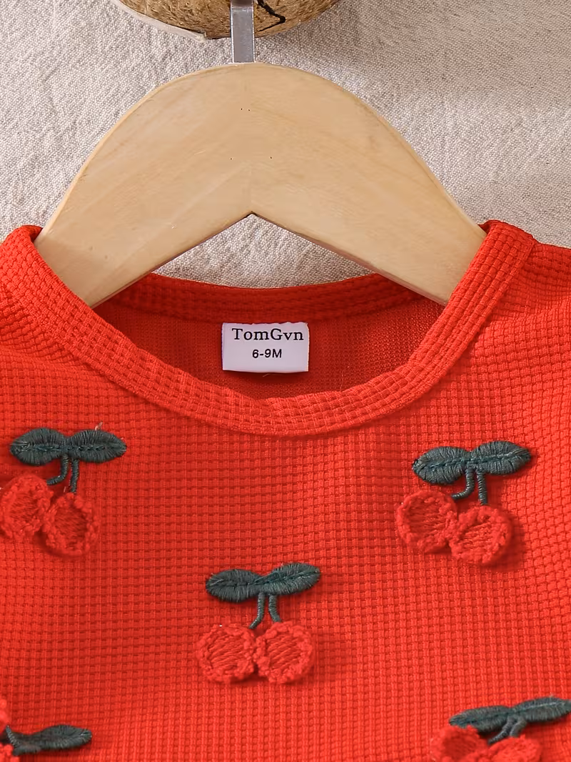 Conjunto blusa rosa con pantalón mezclilla con apliques de cerezas