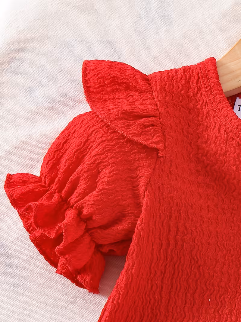 Conjunto blusa roja y pantalón con bordado de lazo