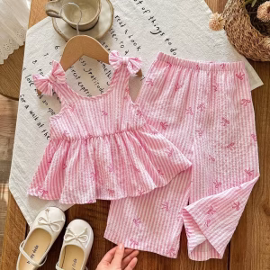 Conjunto veraniego rosa rayado con estampado de lazo