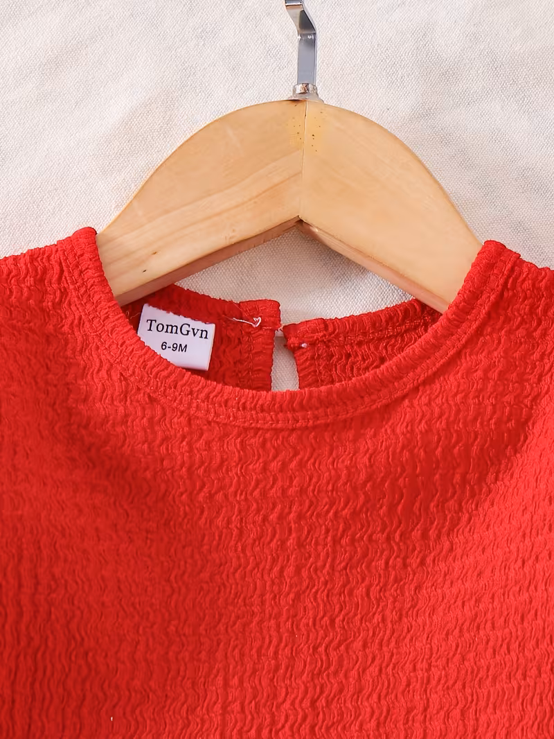 Conjunto blusa roja y pantalón con bordado de lazo