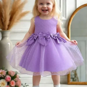 Vestido lila con cuello redondo decoración de lazo y tul