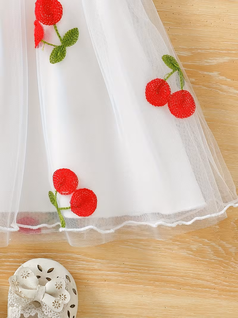 Vestido blanco con cerezas bordadas