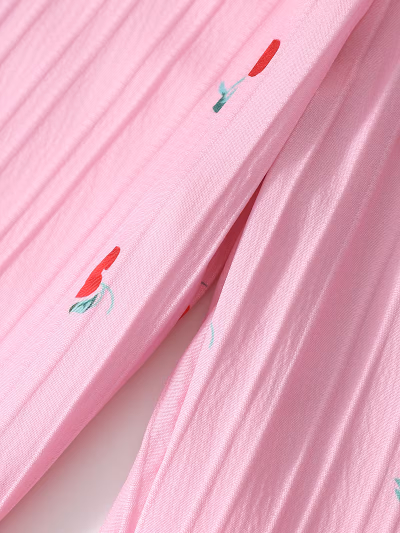 Conjunto veraniego rosado camisola y pantalón con estampado cereza