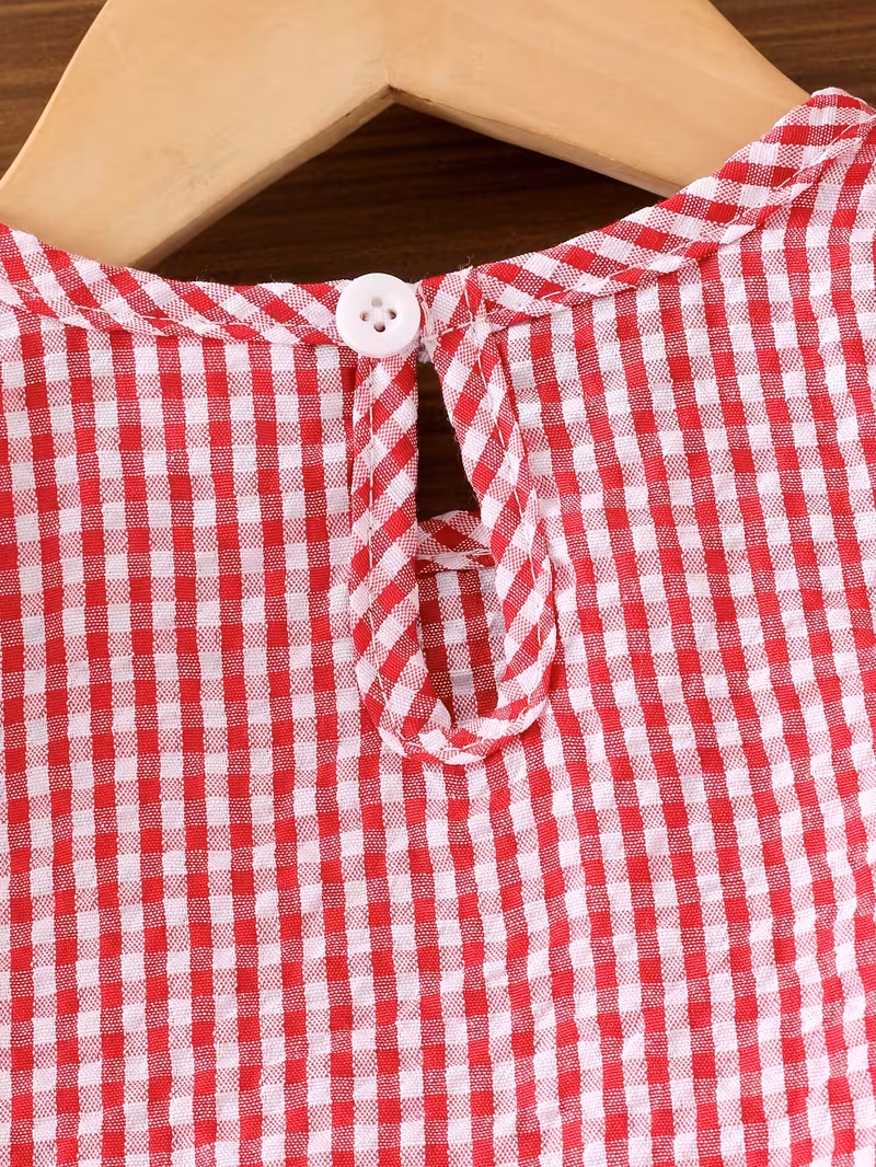 Conjunto blusa roja a cuadros y pantalón de mezclilla con lazos
