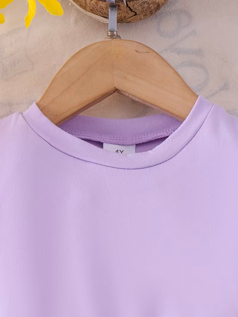 Blusa lila con short falda y apliques florales