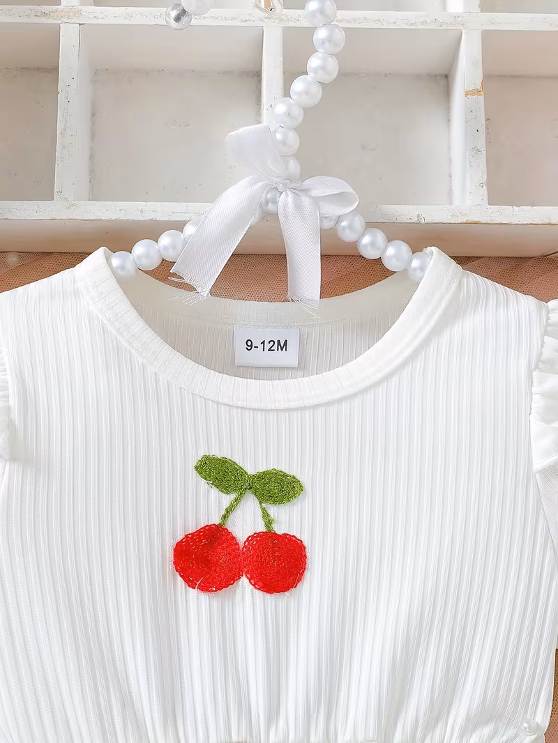 Vestido blanco con cerezas bordadas