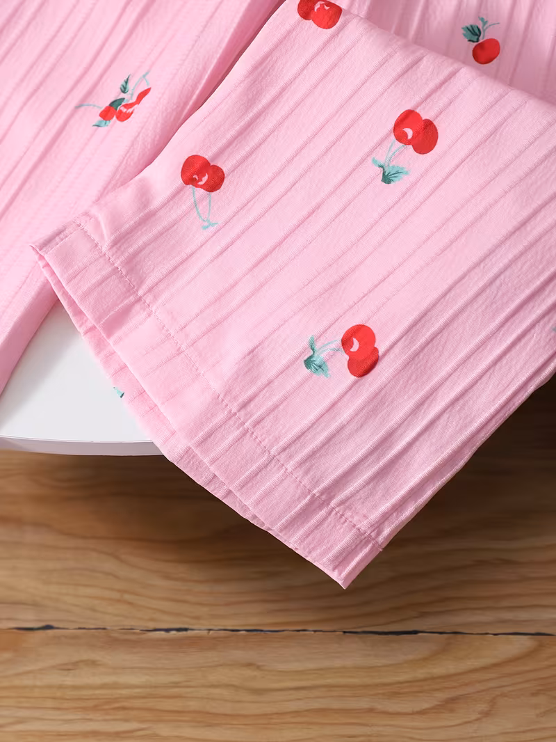 Conjunto veraniego rosado camisola y pantalón con estampado cereza