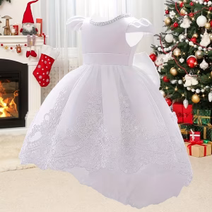 Vestido blanco con tul perlas y aplique floral con colita