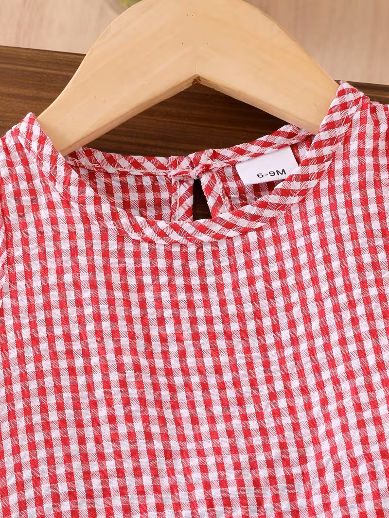 Conjunto blusa roja a cuadros y pantalón de mezclilla con lazos