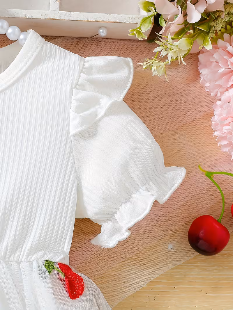 Vestido blanco con cerezas bordadas