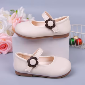 Zapatos beige con velcro y flor lateral