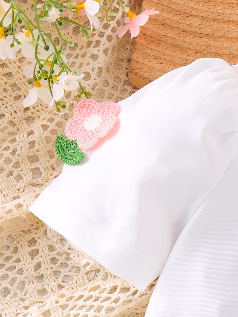 Camiseta con apliques florales y peto de mezclilla con bolsillos