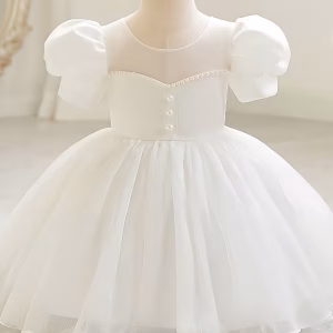 Vestido blanco con manga abullonada con perlas