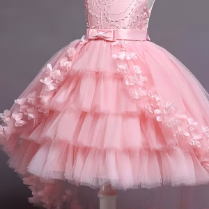 Vestido rosa claro con malla escalonada y colita