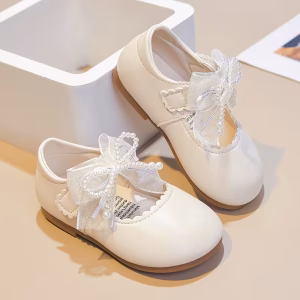 Zapatos beige con lazo y velcro