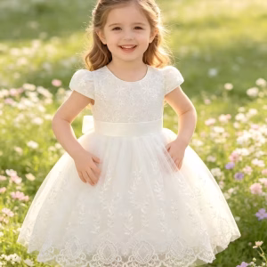 Vestido blanco de malla bordado con lentejuelas