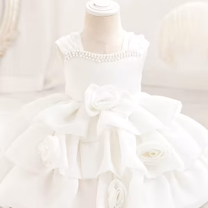 Vestido blanco con perlas falda en capas