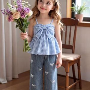 Conjunto blusa celeste con pantalón de mezclilla lavada