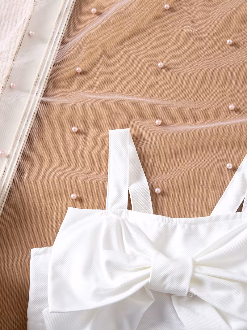 Conjunto top blanca con lazo y short de mezclilla