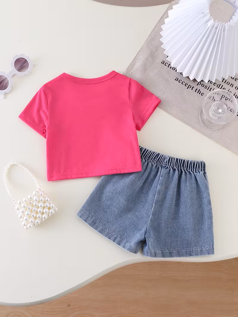 Camiseta fucsia con short de mezclilla
