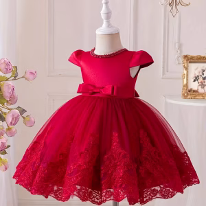 Vestido rojo carmesí con perlas y tul con bordado