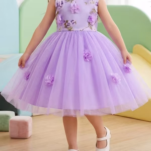 Vestido lila con apliques florales y tul