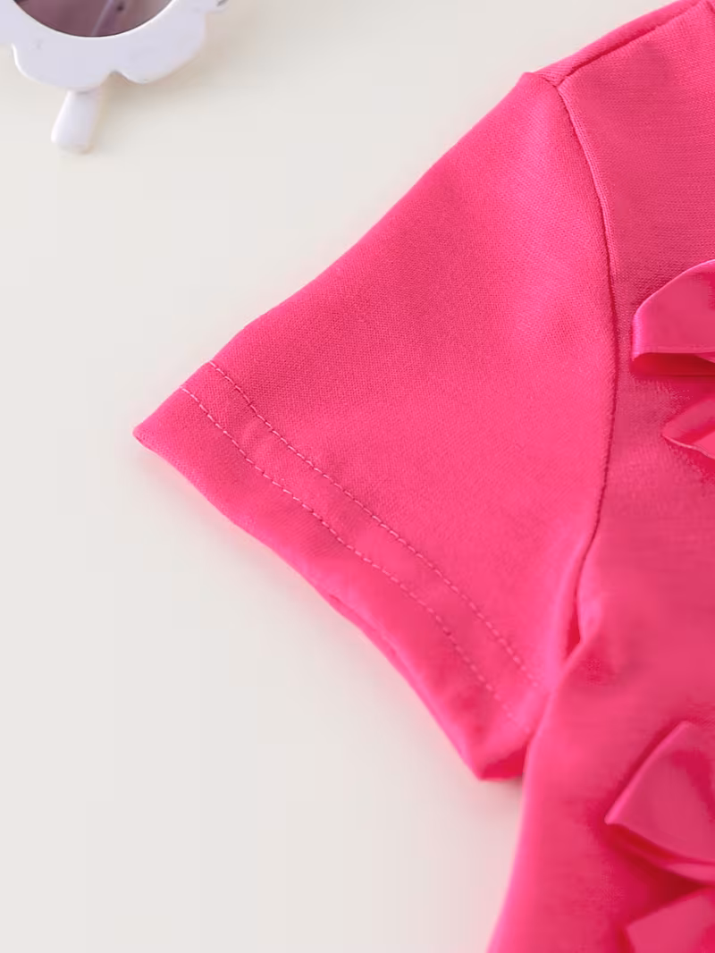 Camiseta fucsia con short de mezclilla