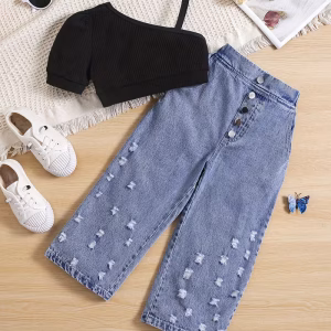 Top negra con pantalón de mezclilla y rasgados inferiores