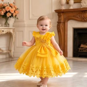 Vestido amarillo con tul y apliques con perlas