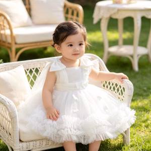 Vestido de fiesta blanco con mariposa 3D y tul