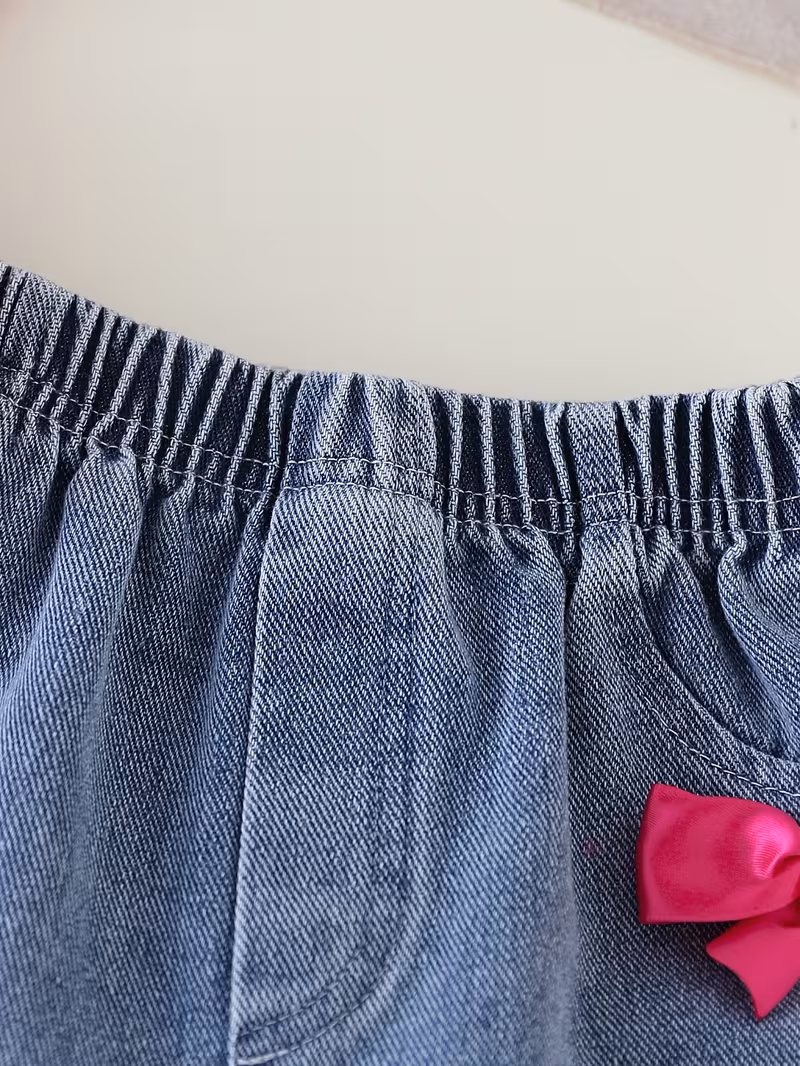 Camiseta fucsia con short de mezclilla